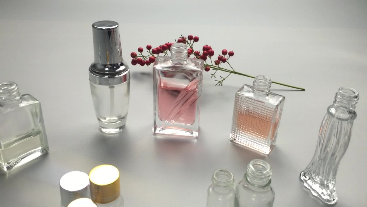 Cine are flacoane goale de parfum în casă, păstrează un tezaur: de ce și la ce servesc