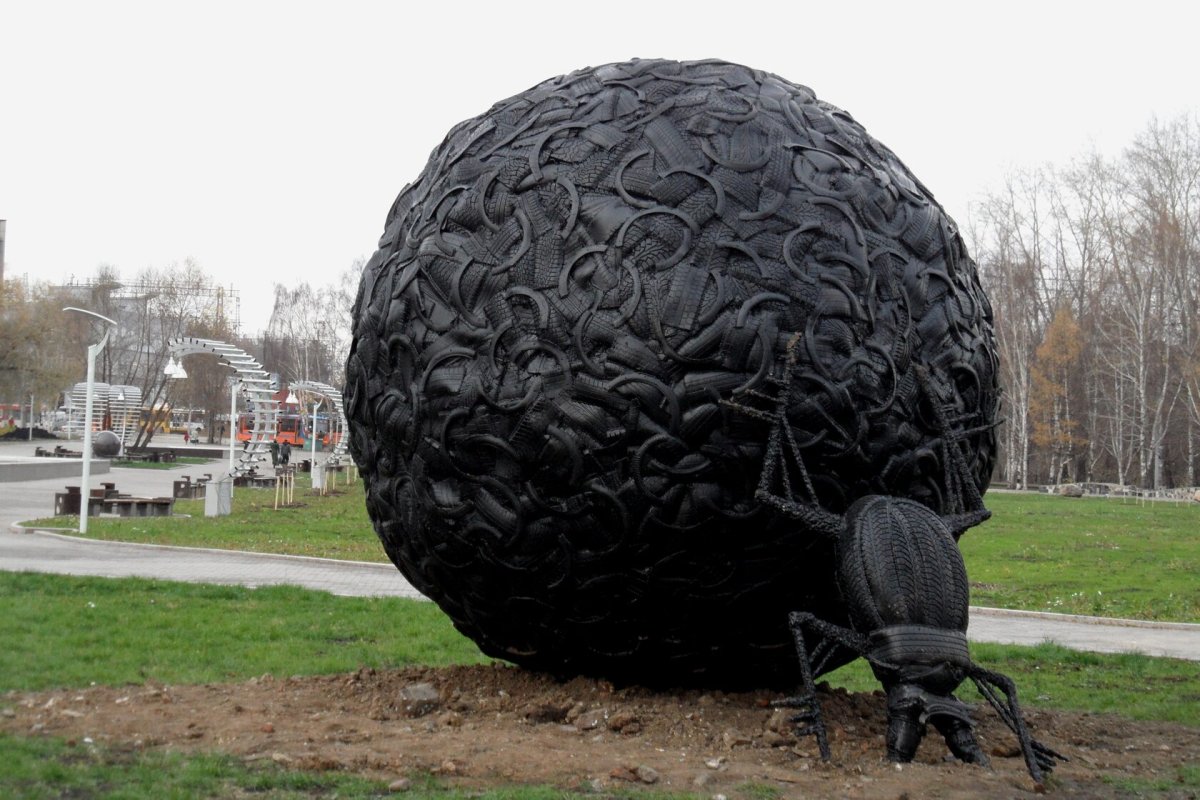 Peste 8,7 milioane de anvelope uzate au fost reciclate și transformate în pardoseli din cauciuc, sculpturi și genți în Ecuador