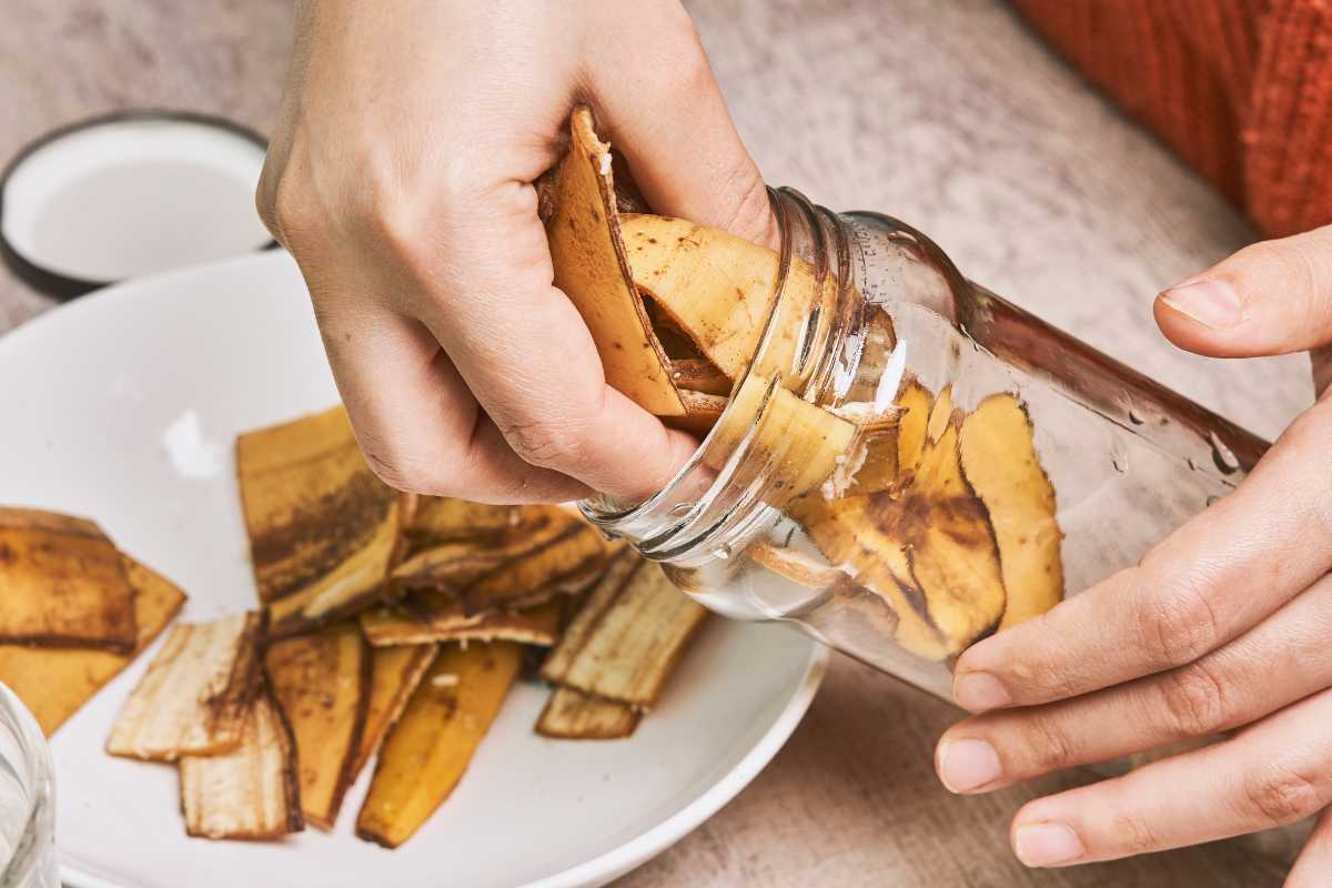 Amestecați coji de ouă cu coji de banană: de ce se recomandă acest lucru
