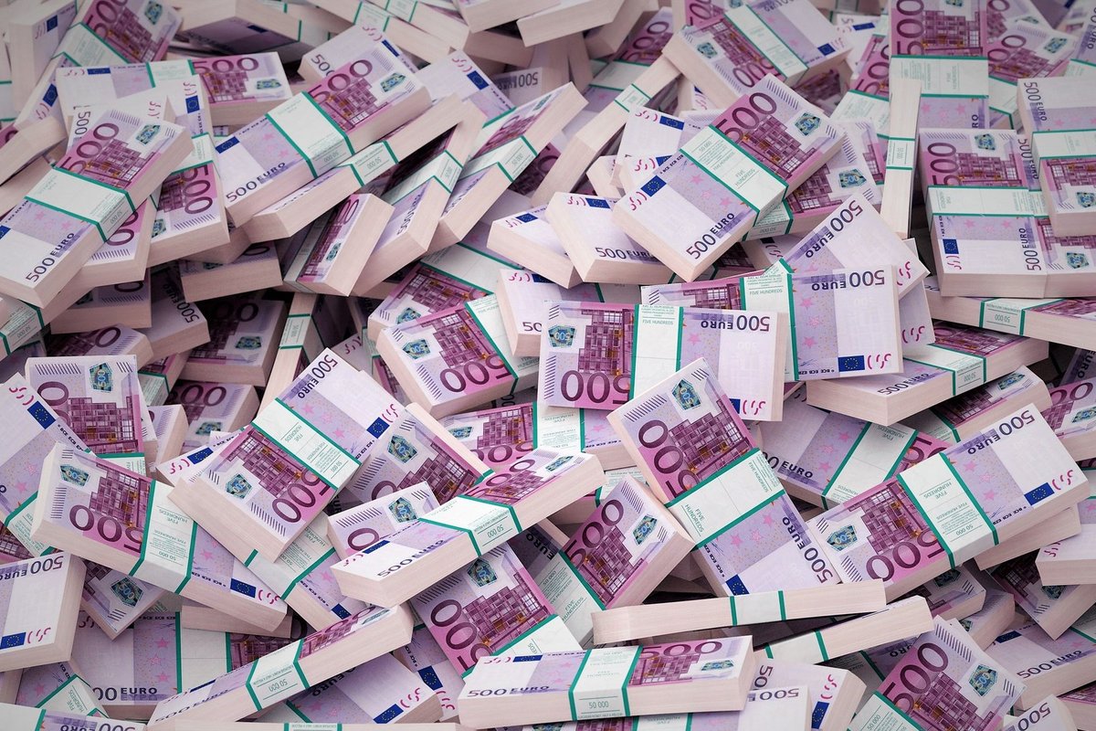 O femeie găsește 5.500 de euro în numerar pe care i-a pierdut cu ani în urmă, dar banca ei refuză să accepte bancnotele