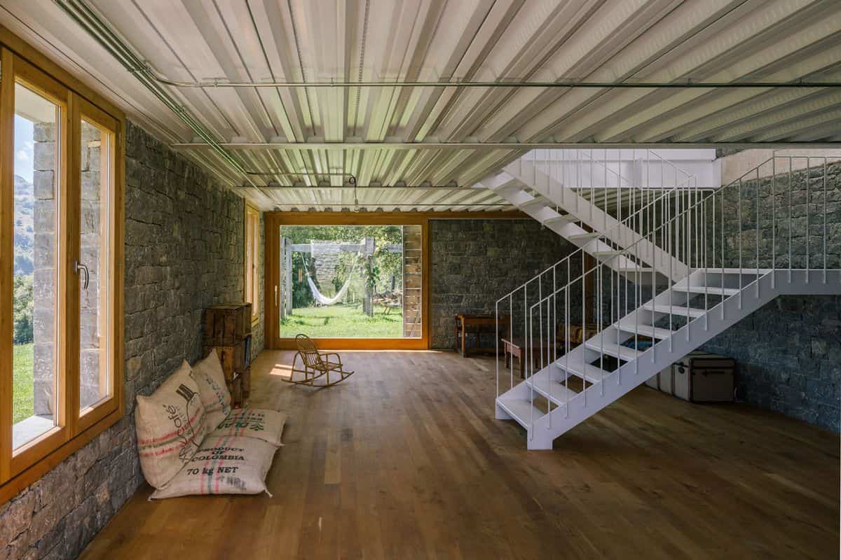Un cuplu de arhitecți cumpără o școală din 1856 și o transformă într-o casă cu un design eclectic și spații deschise: „Am vrut să-i adăugăm puțină culoare și viață”.
