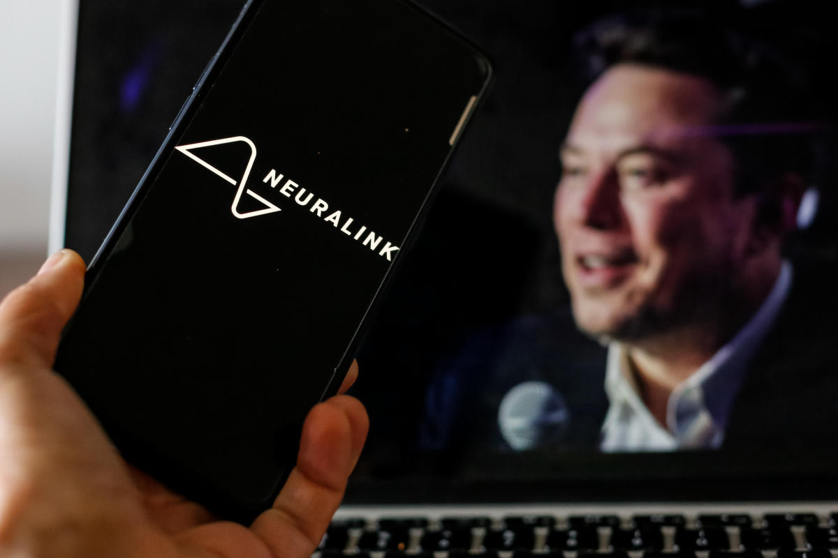 Confirmat de Elon Musk: Neuralink va începe să fie implantat la persoane nevăzătoare pentru a le reda vederea: „Este ca o superputere”