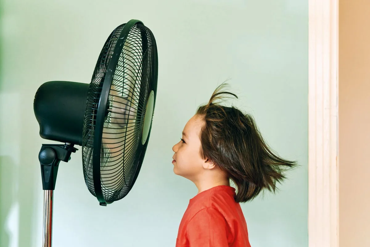 Trucul cu prosopul promite că ventilatorul va răcori mai mult camera, dar la mine nu a funcționat. Iată ce a fost eficient