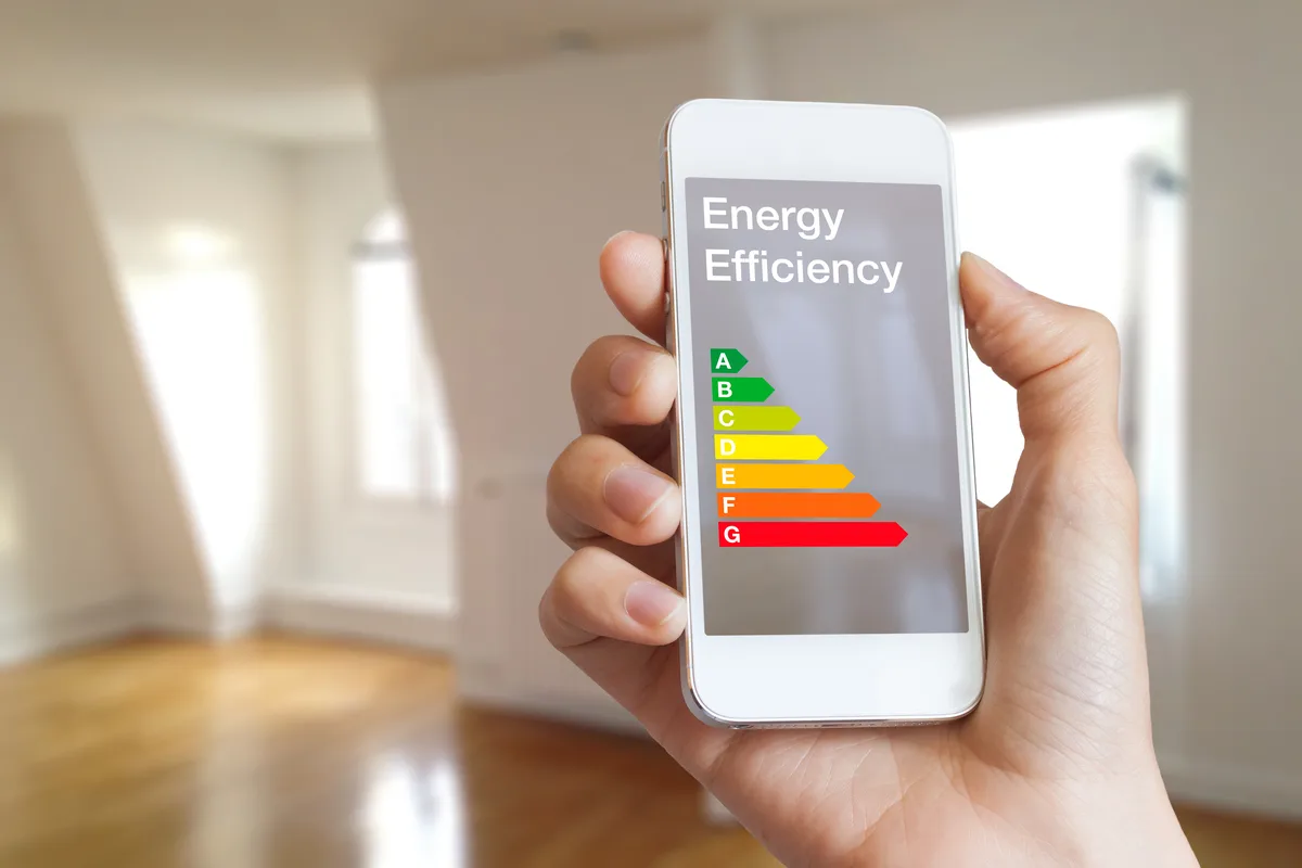 De zeci de ani avem încredere în eticheta energetică a aparatelor electrocasnice: începând de astăzi, aceasta trebuie să fie prezentă și pe telefoanele mobile, cu noutăți