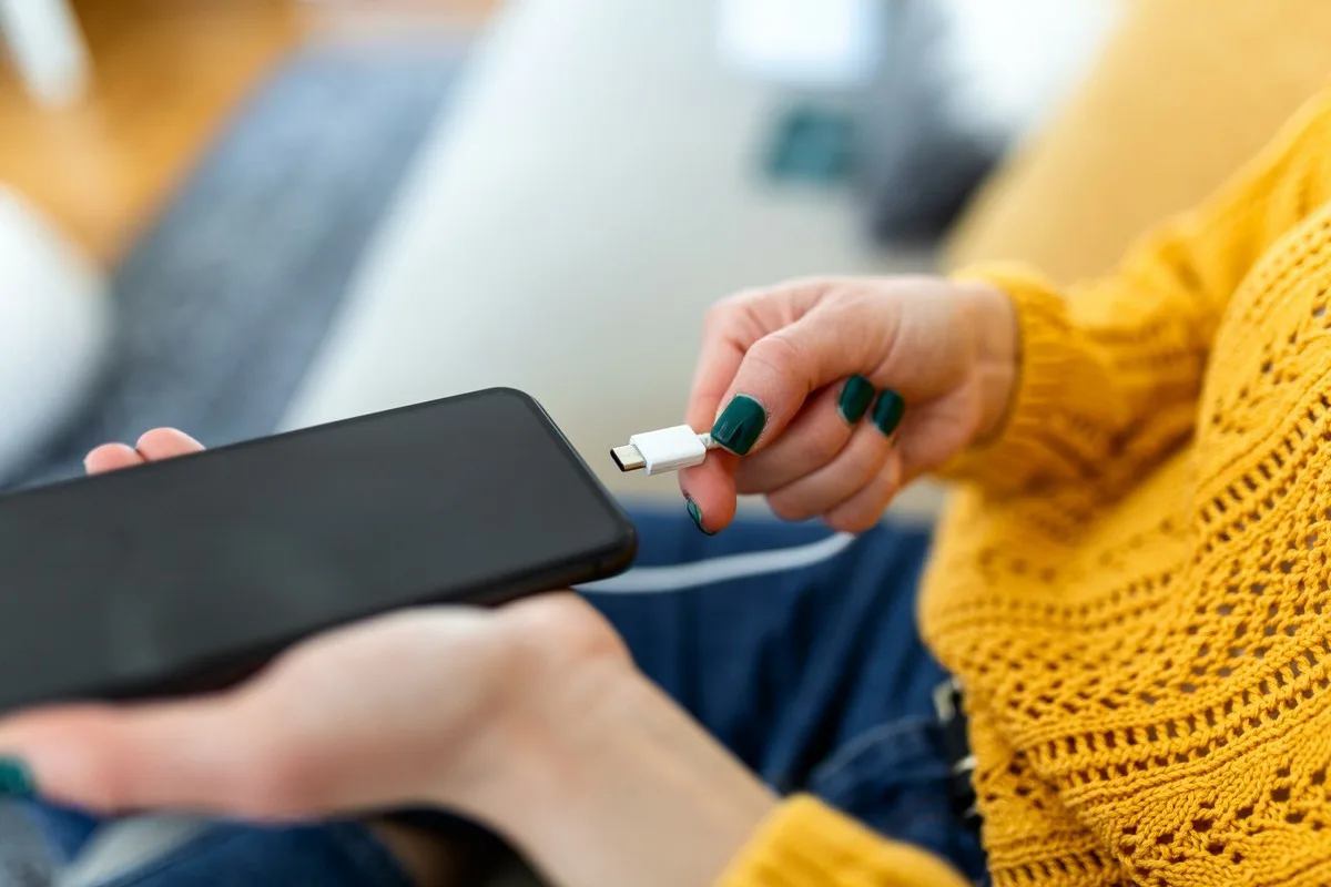 Dacă, atunci când încărcați telefonul mobil, conectați cablul la încărcător înainte de a-l conecta la telefon, este posibil să deteriorați ceva.