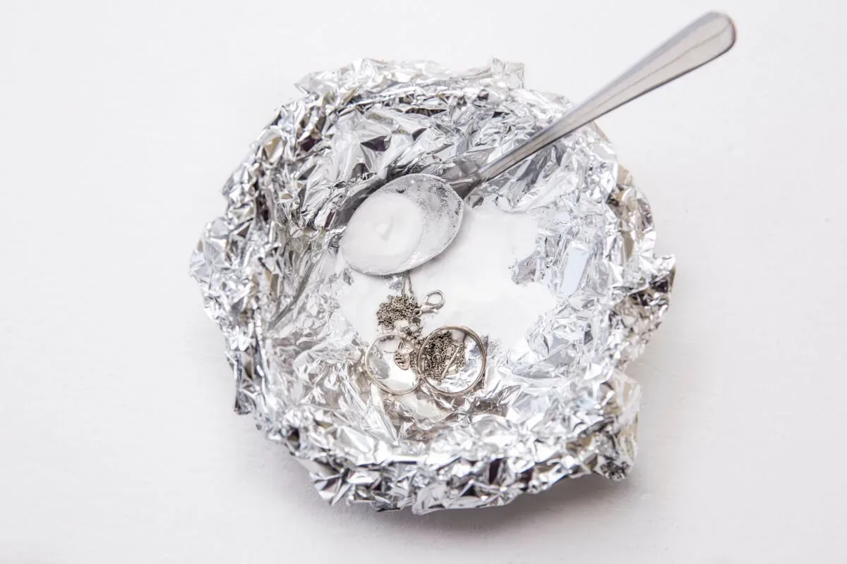 Un truc ingenios cu folie de aluminiu și bicarbonat de sodiu: tacâmurile vor străluci ca noi, fără frecare sau produse de curățare scumpe