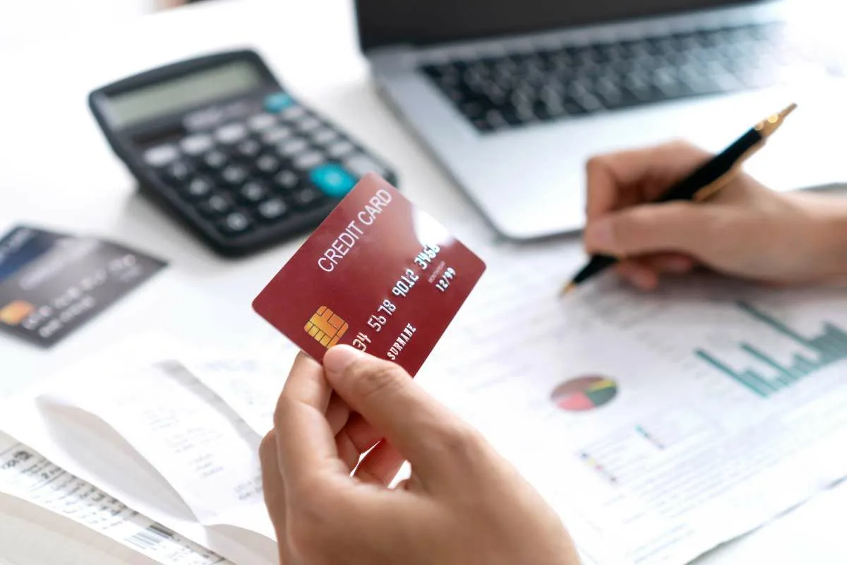 Funcția pe care nu toată lumea o cunoaște la bancomate: cum să plătești facturile în numerar