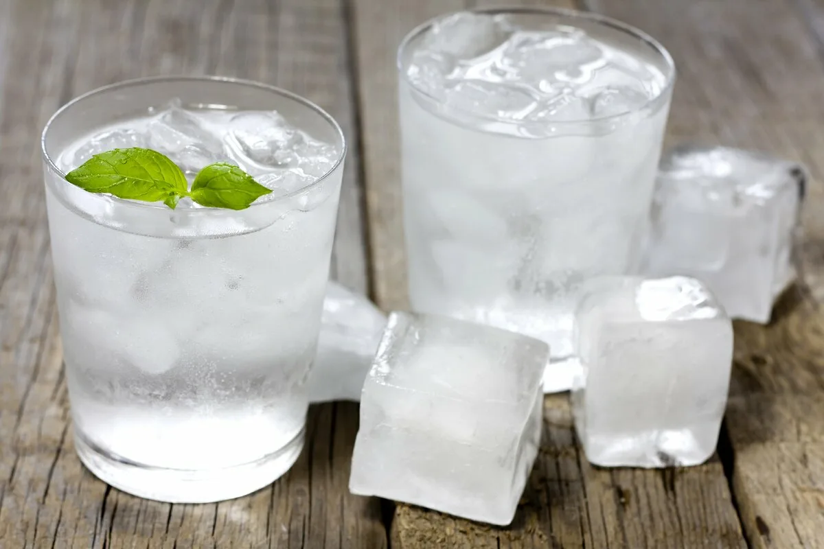 De ce gheața făcută acasă este albă, iar cea de la bar este cristalină (și cum să o faci acasă)