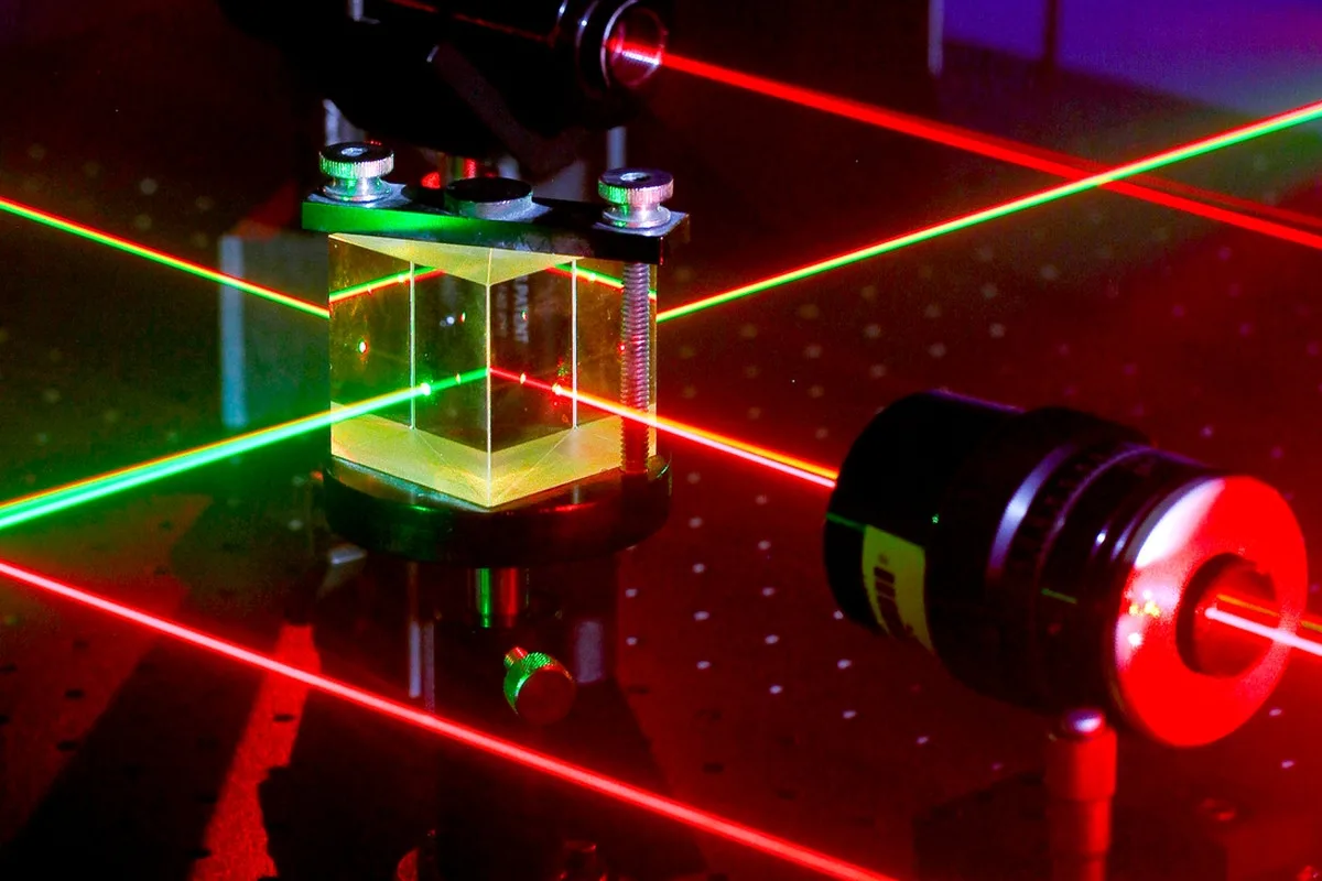 Un otravă invizibilă. Un laser invizibil. Unul dintre ele va decide dacă vei rămâne în viață