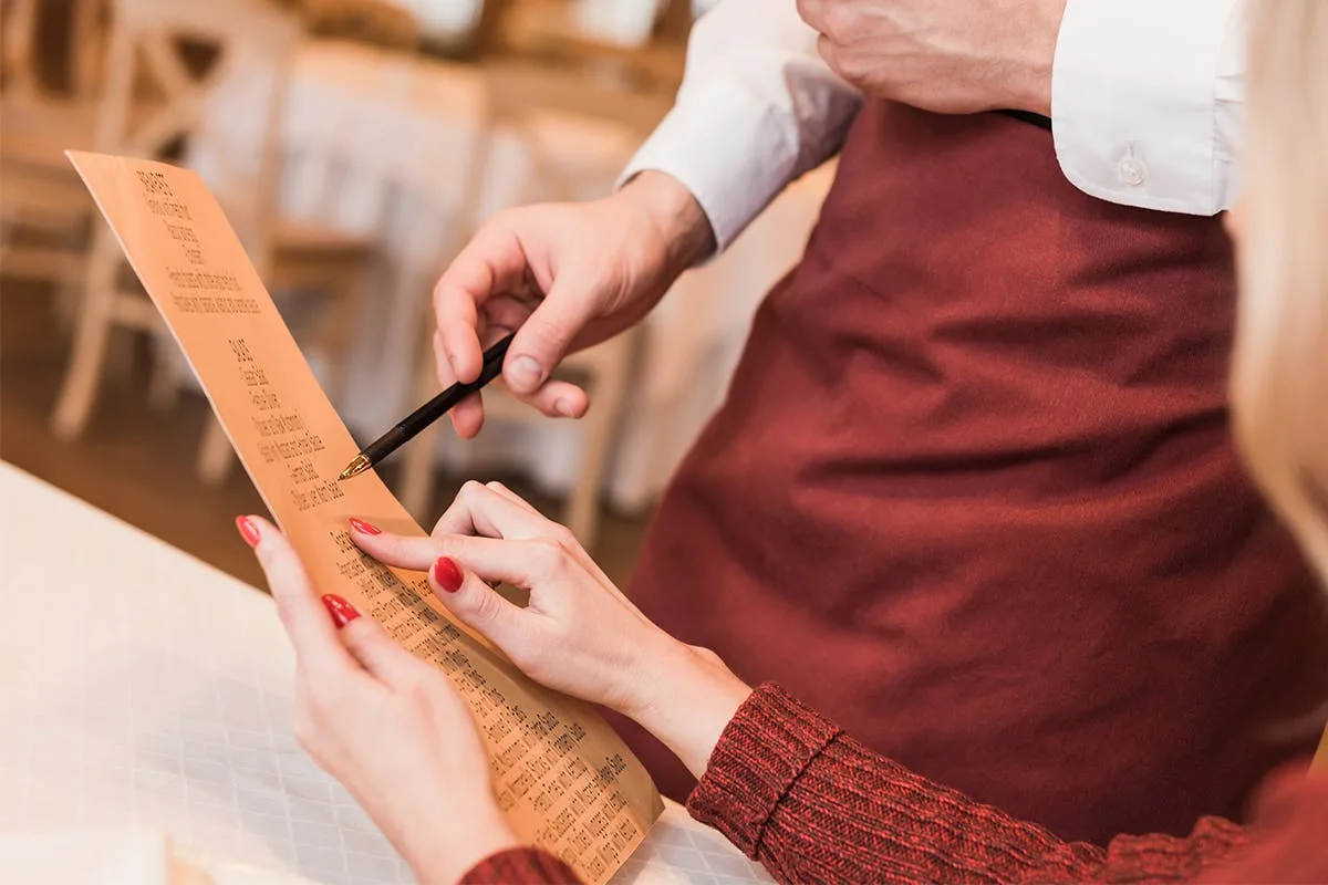 Cere nota într-un bar, plătește în numerar și nu crede ce scrie pe bonul adus de chelner: „Să fie corect”.