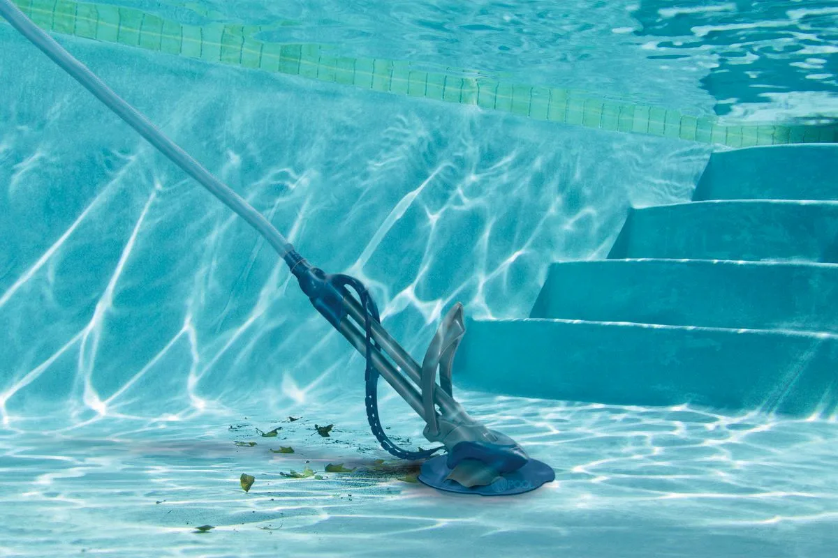 Trucul simplu recomandat de profesioniști pentru curățarea fundului piscinei fără robot de curățare