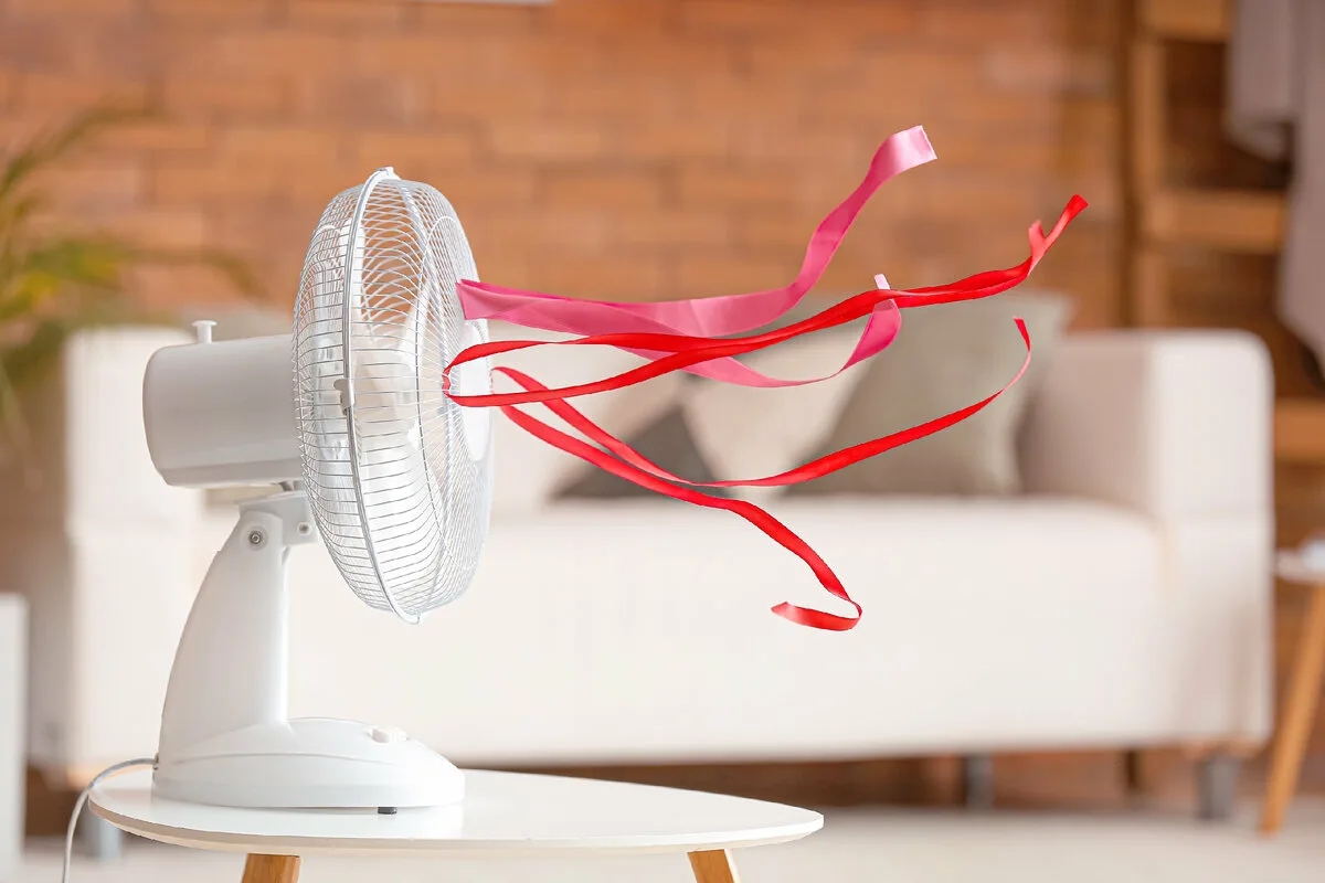 Am măsurat cât consumă ventilatorul pornit noaptea în timpul caniculei: cât costă să dormi răcoros vara