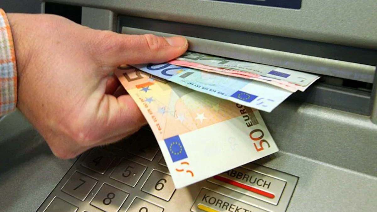 În iunie, băncile vor schimba modul de retragere a banilor de la bancomate: iată cum vă vor afecta noile reguli ale UE.