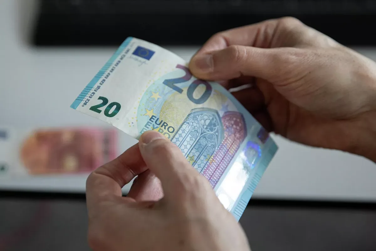 Așa vor arăta noile bancnote de 5, 10, 20, 50, 100 și 200 de euro: cu acest design curios al BCE