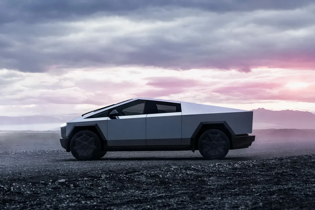 „În ce m-am băgat?”: Un cumpărător de Cybertruck rămâne uimit la centrul de livrare Tesla când vede parcarea plină de camionete murdare și ruginite