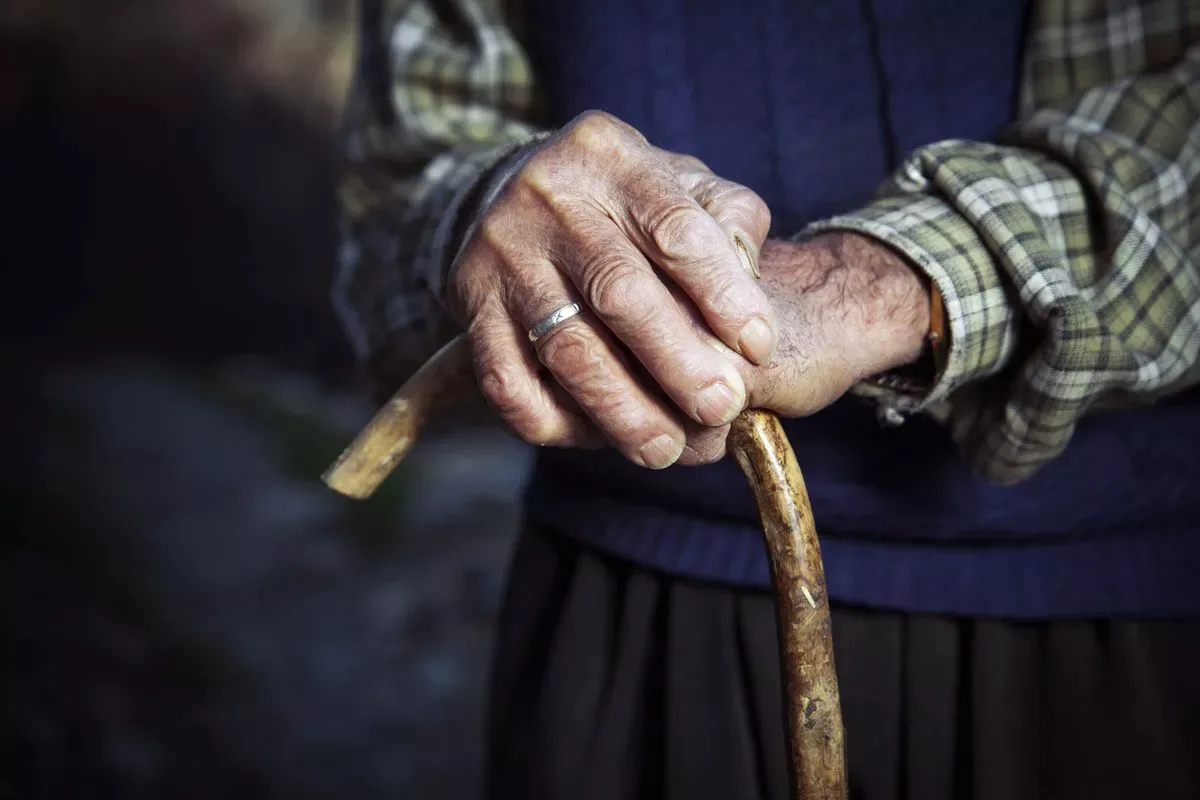 Nu este vorba de lipsă de igienă sau de o problemă de sănătate: mirosul specific persoanelor în vârstă există și iată ce se ascunde în spatele lui
