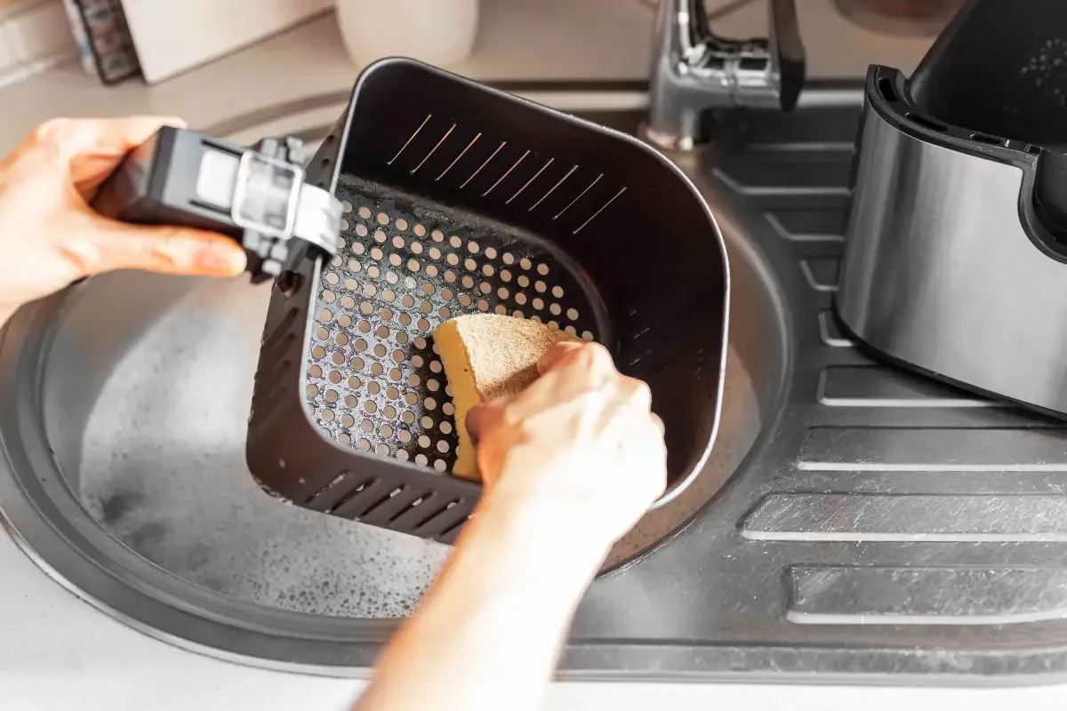 Spune adio grăsimii din friteuza ta cu aer cald cu acest amestec casnic pe bază de 3 ingrediente din bucătărie