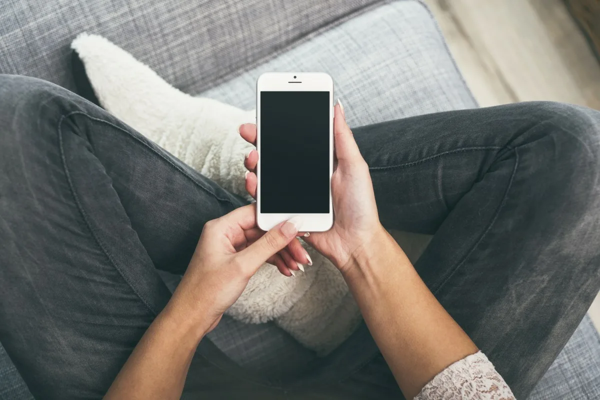 Ce este acel orificiu pe care îl au telefoanele mobile lângă intrarea încărcătorului și de ce trebuie evitat deteriorarea acestuia?