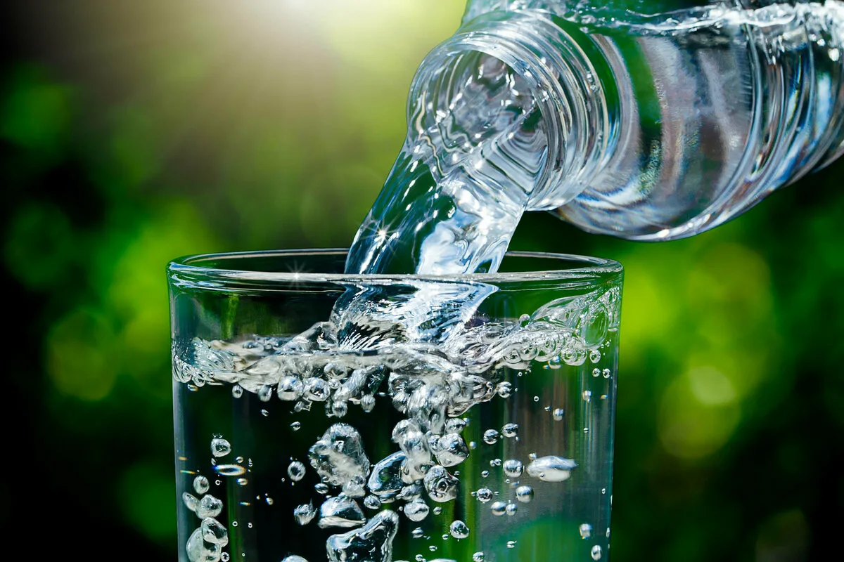 O marcă populară de apă minerală este retrasă de pe piață din cauza prezenței unei bacterii periculoase.