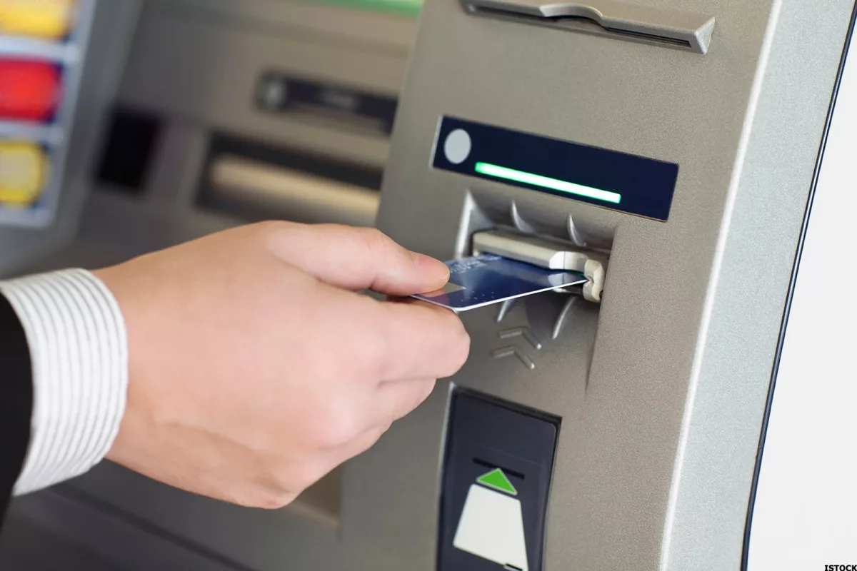 Ce trebuie să faceți înainte de a introduce cardul în bancomat: vă poate salva de escrocherii majore