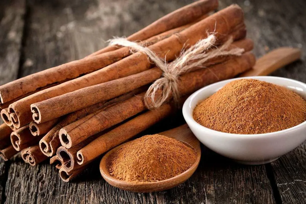 Nici rozmarin, nici dafin: ingredientul culinar care elimină mirosul de umezeală din sertare în timp record