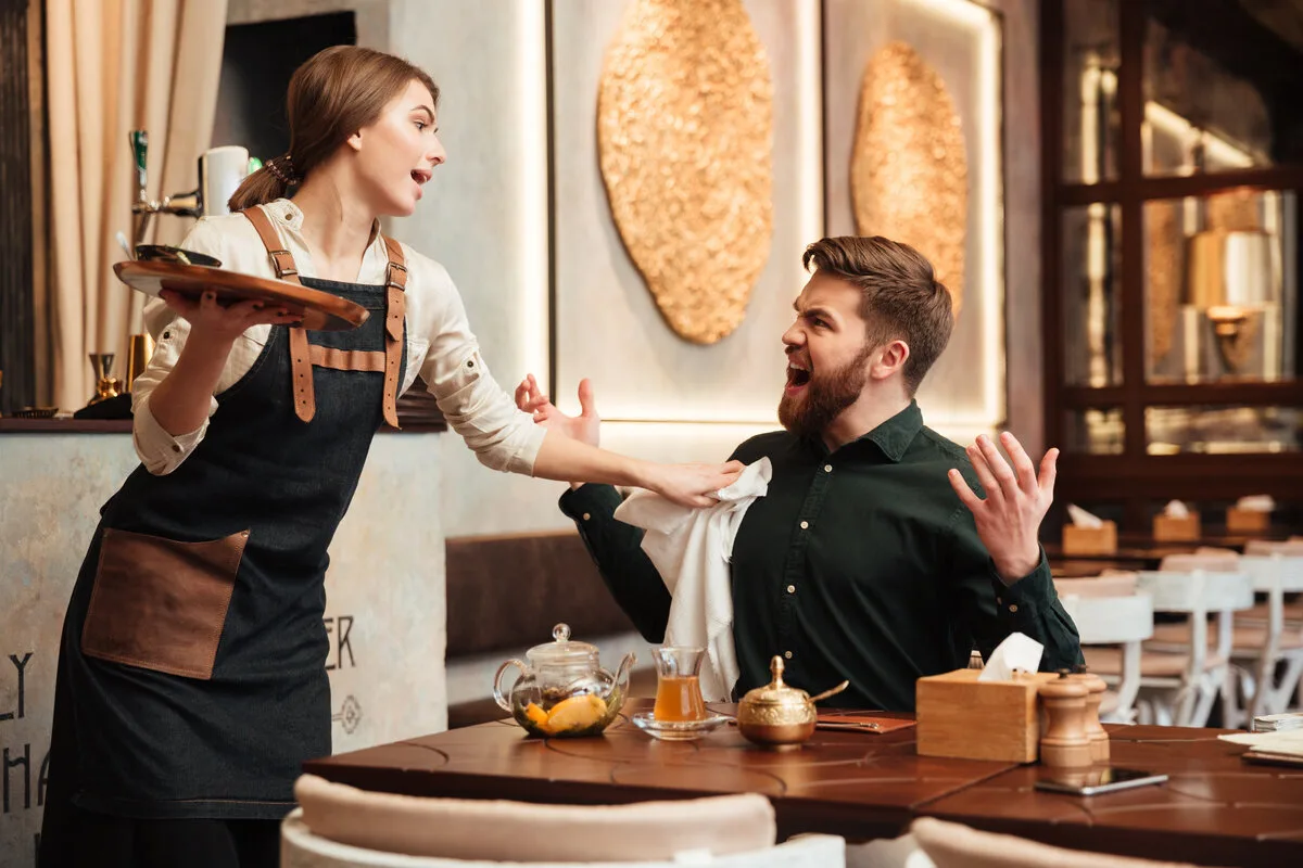 Un grup de 17 persoane pleacă fără să plătească dintr-un restaurant și lasă o recenzie negativă: „Avem camere de supraveghere și vom depune plângere”.