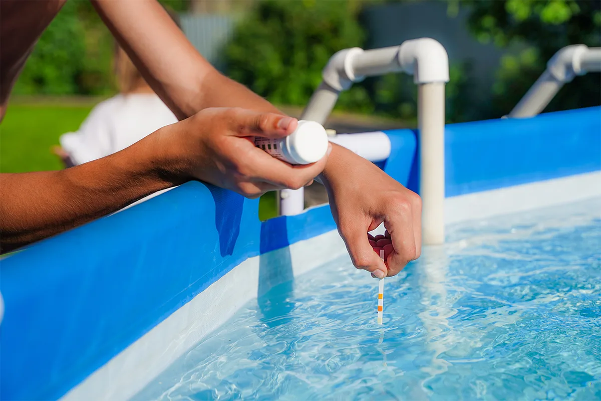 Nici să nu vă gândiți să curățați piscina în acest fel: trucul simplu pe care toată lumea îl ignoră vara
