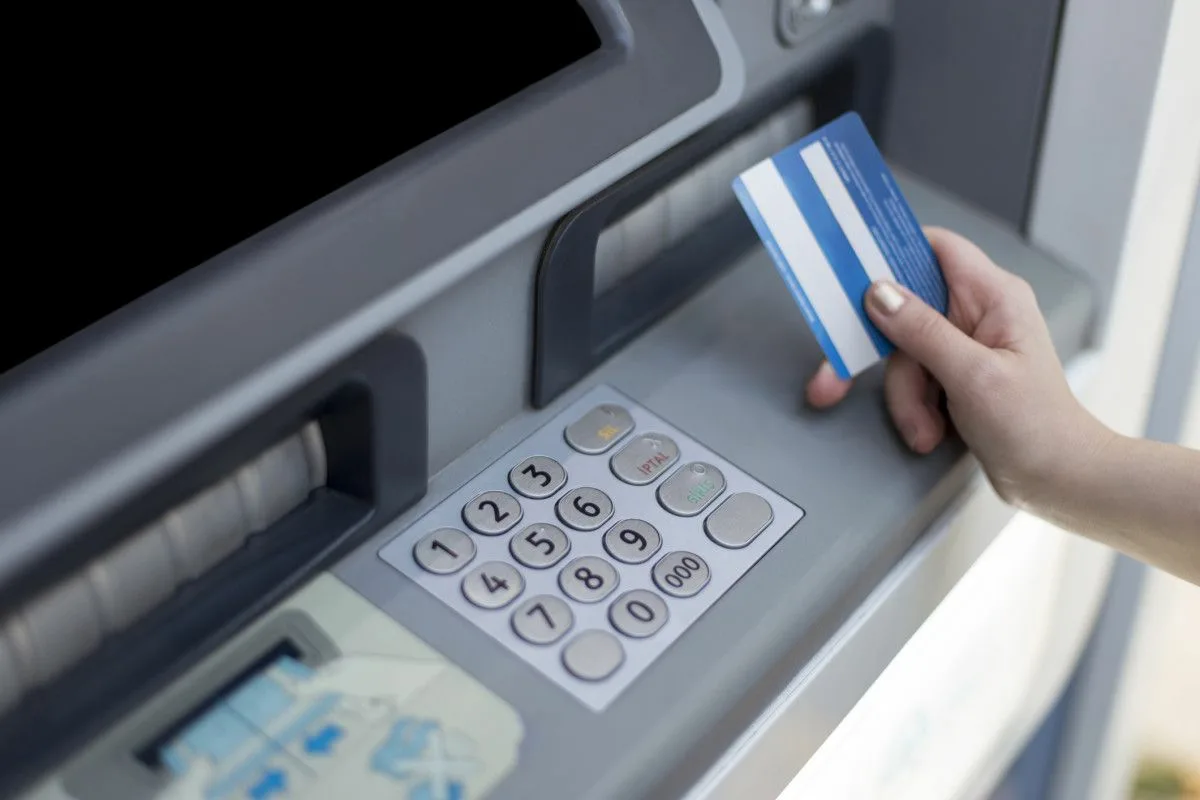 Mesajul bancomatului care te poate lăsa fără cuvinte când încerci să scoți bani