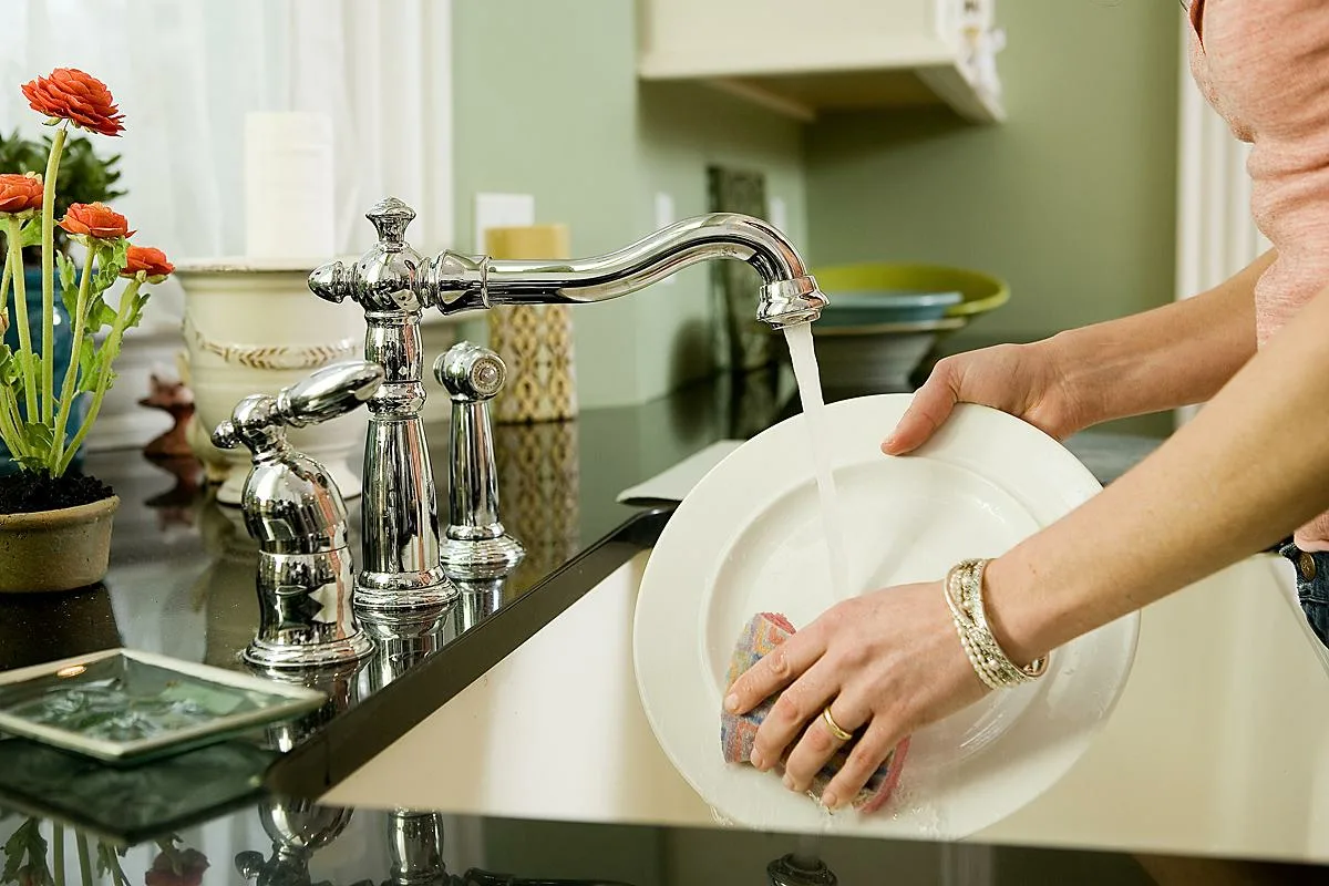O femeie de serviciu profesionistă dezvăluie amestecul ei magic pentru curățarea caselor de lux: „Un strop de detergent de vase fără parfum și 15 picături de ulei esențial fac minuni”.