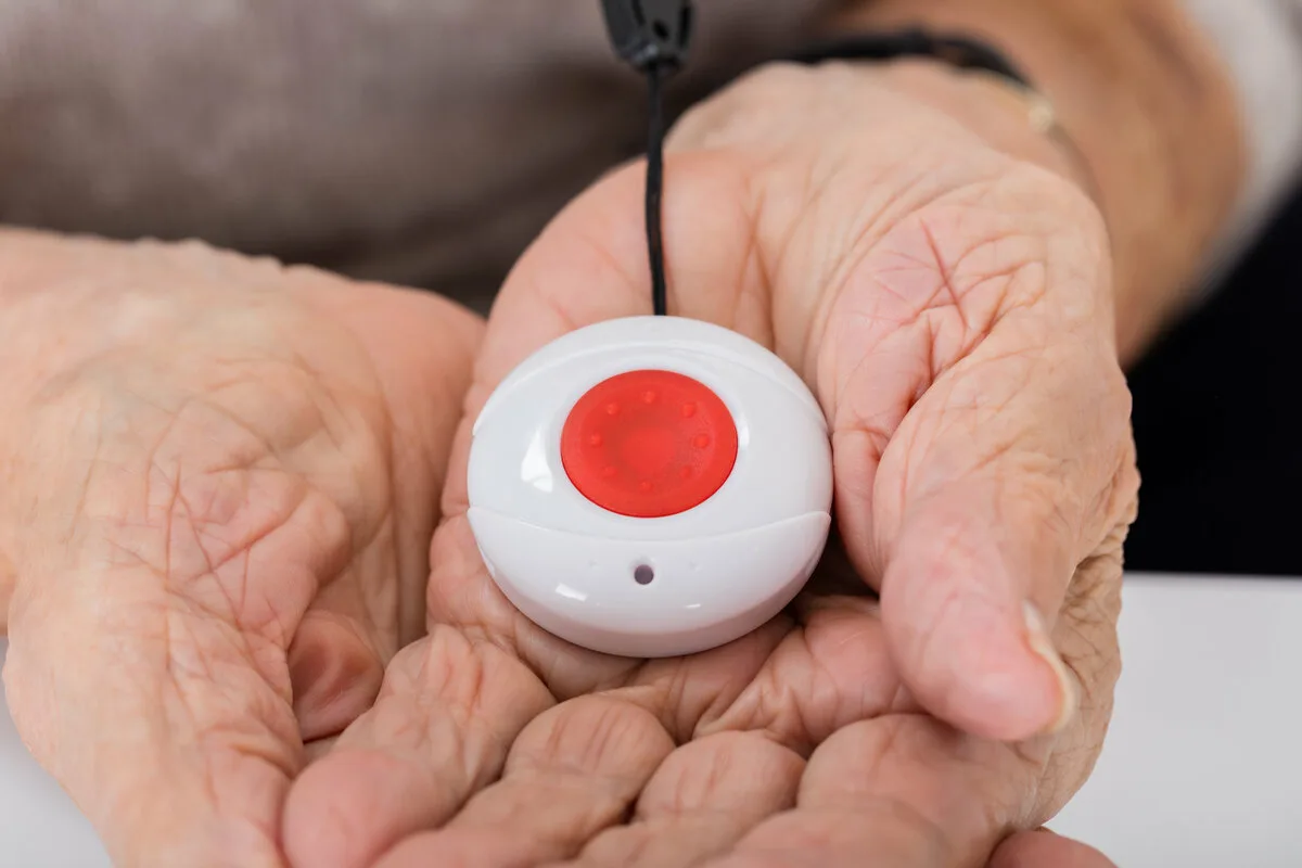 Nici mobil, nici fix: dispozitivul electronic ideal pentru ca persoanele peste 70 de ani să fie mai în siguranță și mai conectate