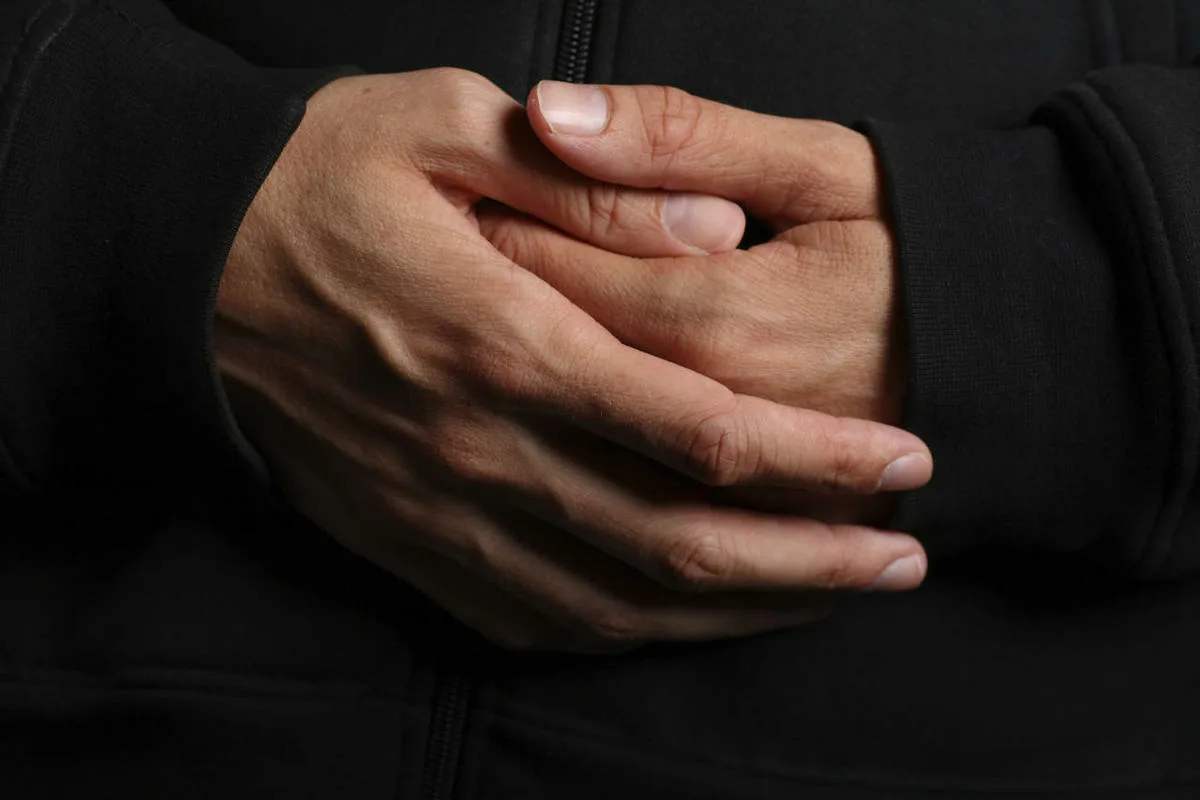 Dacă îți ții mâinile la spate când mergi, psihologia spune că ai aceste 3 trăsături comune
