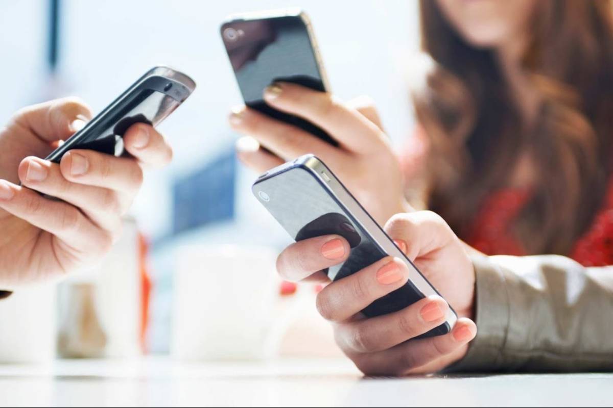 Ce este acel orificiu pe care îl au telefoanele mobile lângă intrarea încărcătorului și de ce trebuie evitat deteriorarea acestuia?