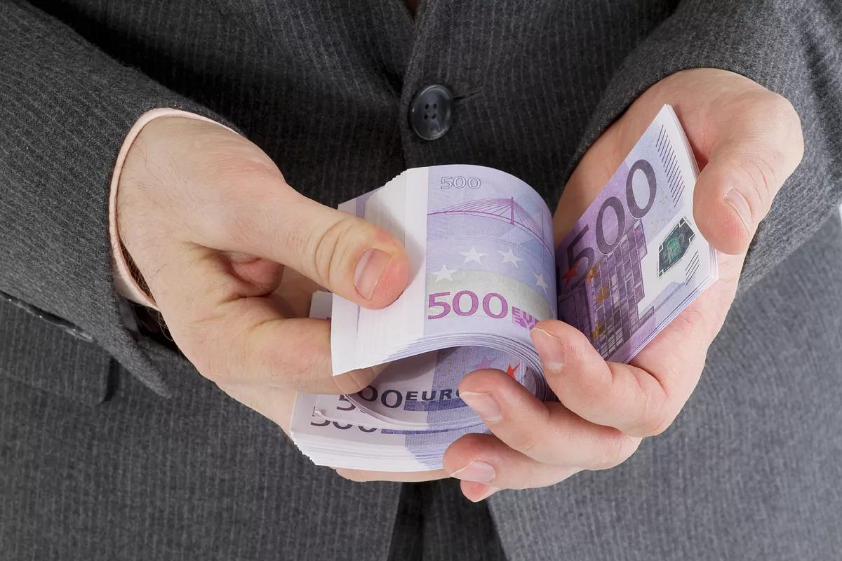 De ce un euro puternic dă semnale de alarmă?