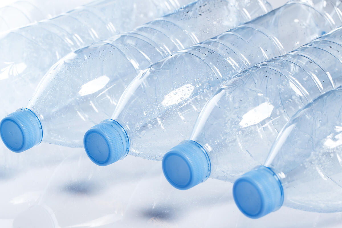 La ce servește „ciocul” de la baza sticlelor de plastic?