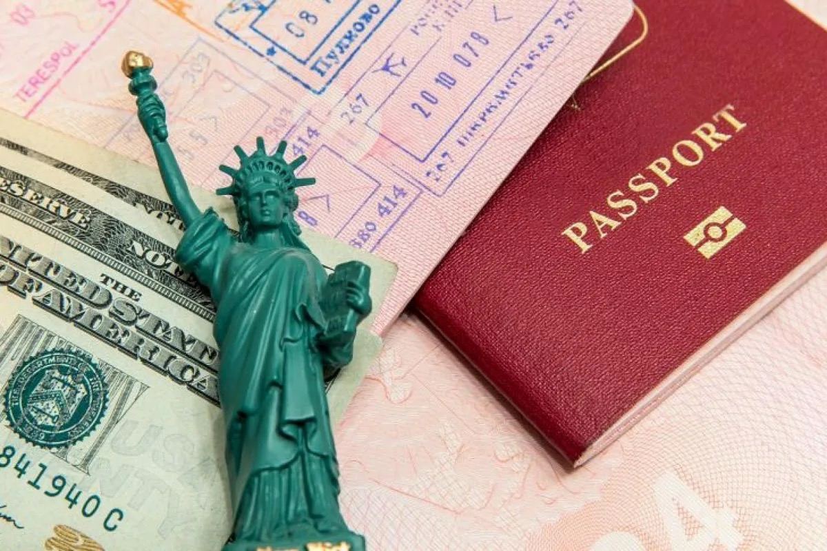 Este oficial | Viza americană va aplica o taxă obligatorie și acum toți străinii vor plăti de trei ori mai mult pentru acest document