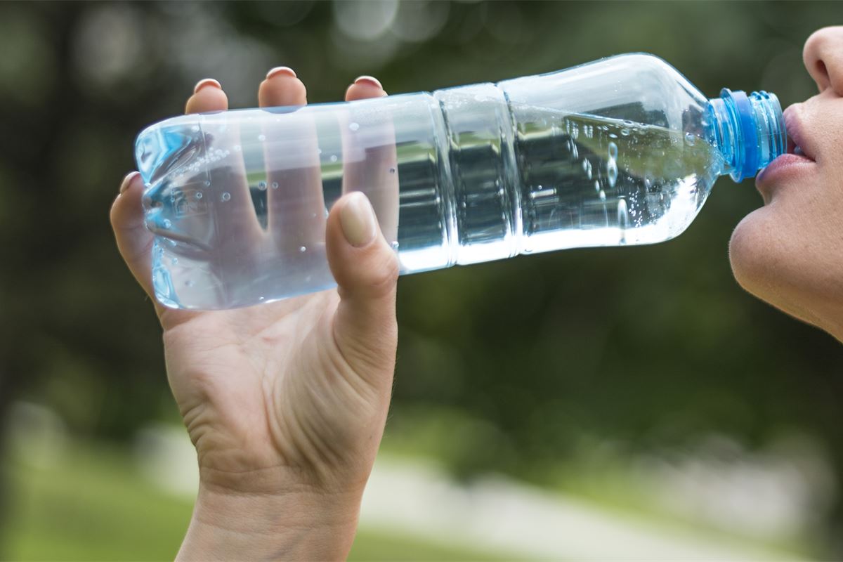 Doar o singură marcă de apă îmbuteliată nu conține urme de microplastice, potrivit unui studiu: există riscuri pentru sănătate