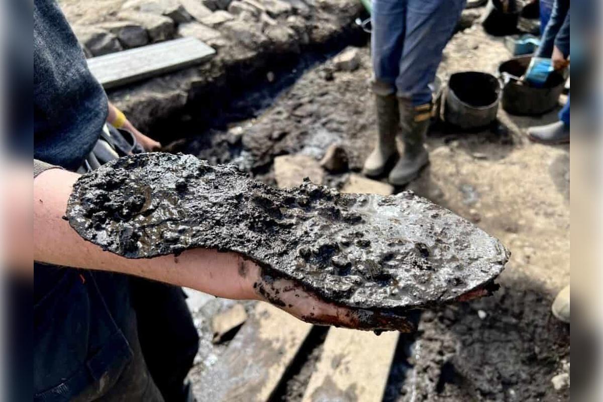 Opt pantofi uriași descoperiți în timpul săpăturilor arheologice la o fortăreață romană din Anglia