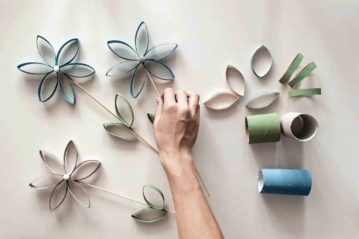 Știam că rolele de hârtie igienică folosită sunt o comoară pentru creativitate, dar nu știam că pot fi folosite pentru a crea un tablou de design.