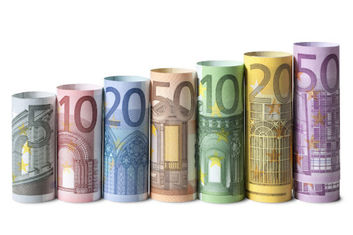Nu e o glumă! Locuitorii din Riga se încălzesc arzând euro de hârtie.