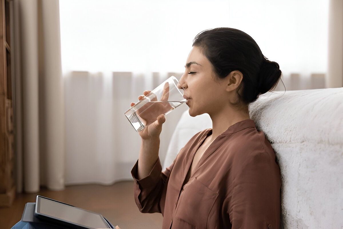 Júlia Farré, nutriționistă: „Pielea puțin elastică sau tendința de a suferi crampe musculare sunt semne care indică faptul că ați putea fi deshidratat”.