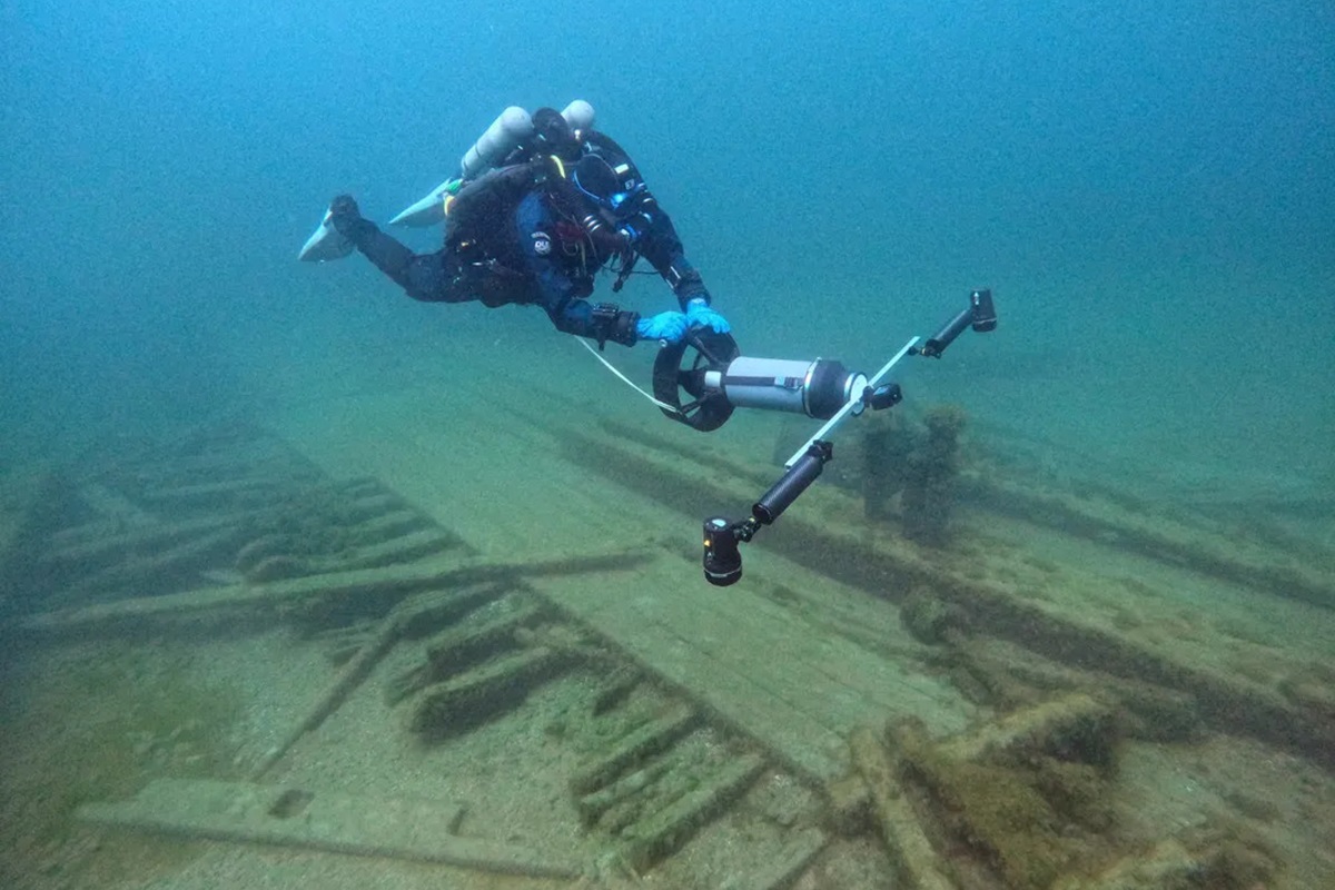 În SUA, cu ajutorul tehnologiilor moderne, au fost descoperite și fotografiate megalite misterioase pe fundul unui lac.