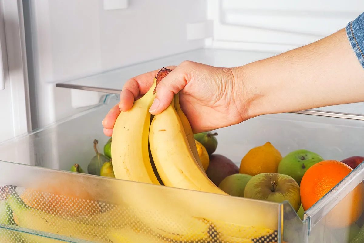 Nici în dulapul de bucătărie, nici în frigider: unde trebuie păstrate bananele pentru a nu se coace repede
