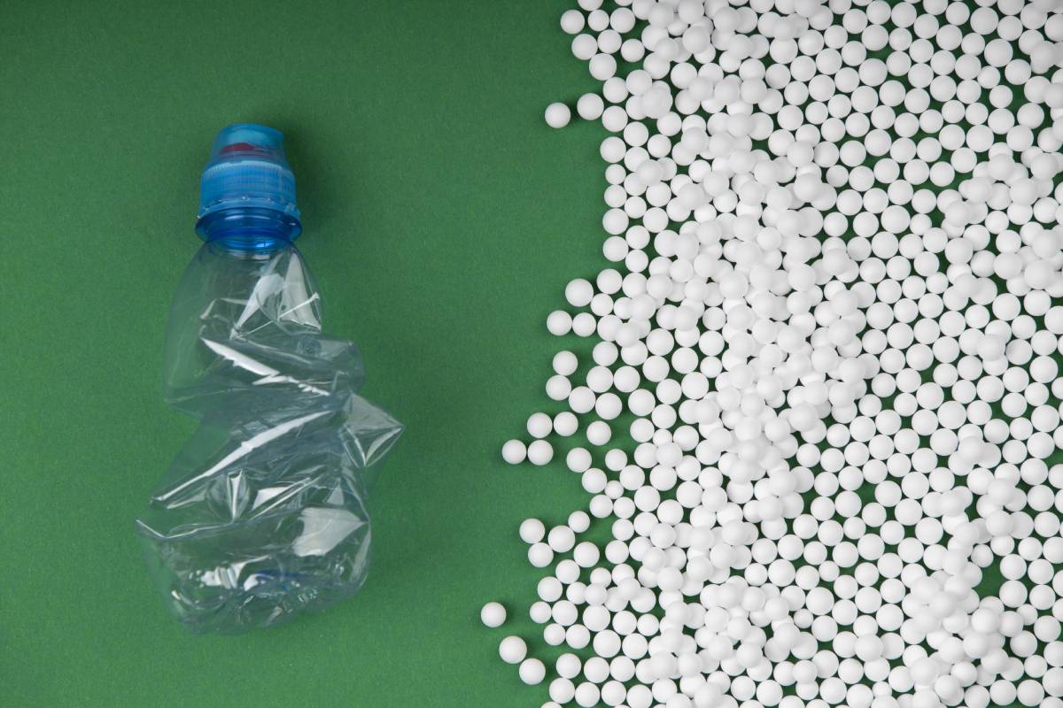 Oamenii de știință cred că au găsit soluția definitivă la problema plasticului: secretul se află într-o bacterii