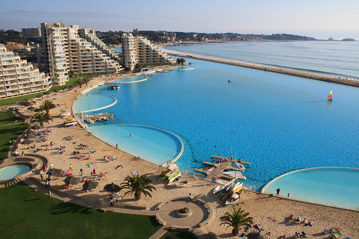 Pare că e în Caraibe, dar e în Spania: așa arată cea mai mare piscină din Europa, cu peste 15.000 m2 și apă cristalină