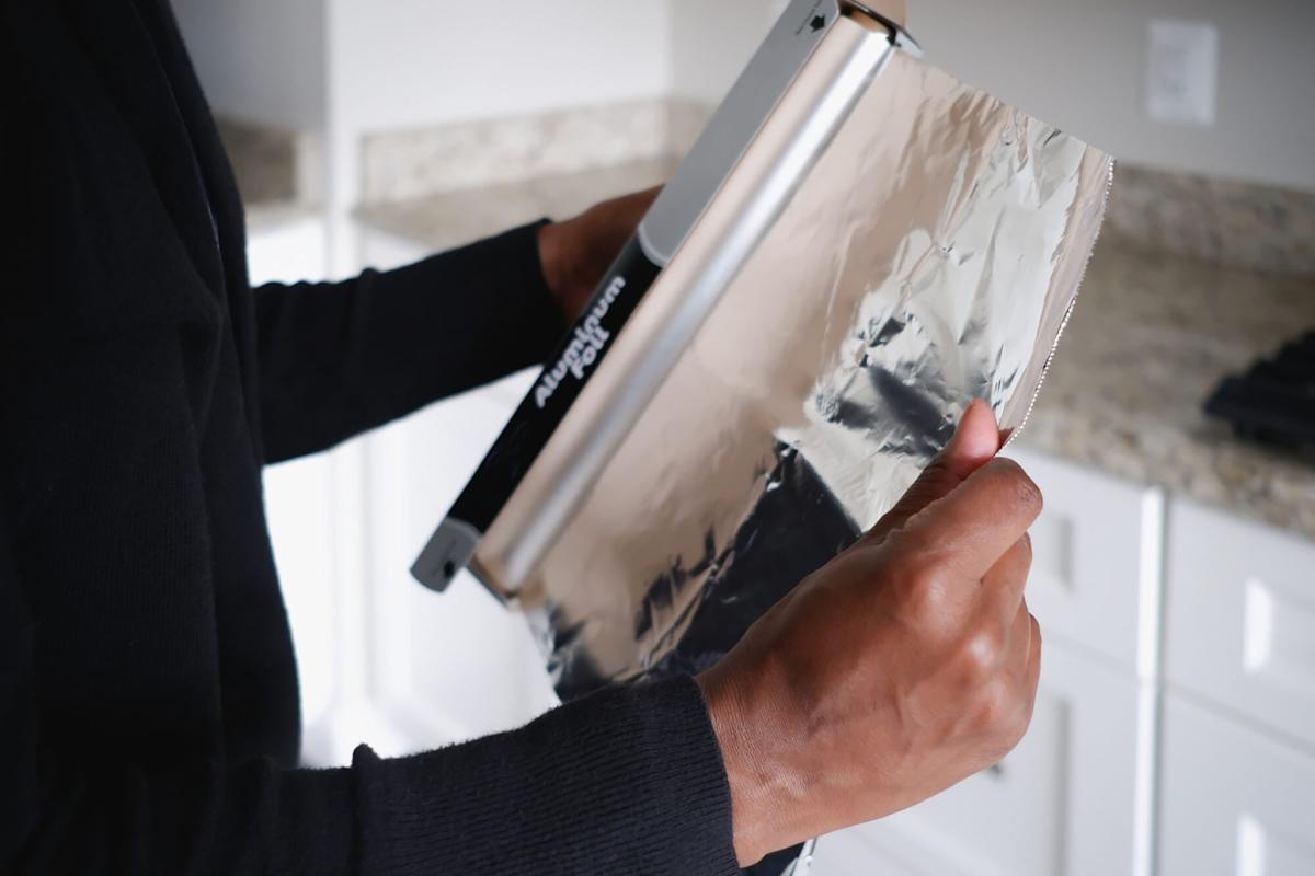 Elimina gheața acumulată în congelator în câteva minute folosind folie de aluminiu