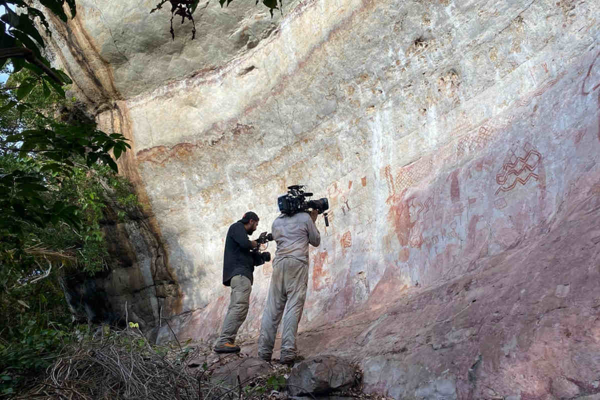 O descoperire lasă oamenii de știință fără cuvinte: au găsit artă rupestră veche de 9.000 de ani alături de urme de dinozauri