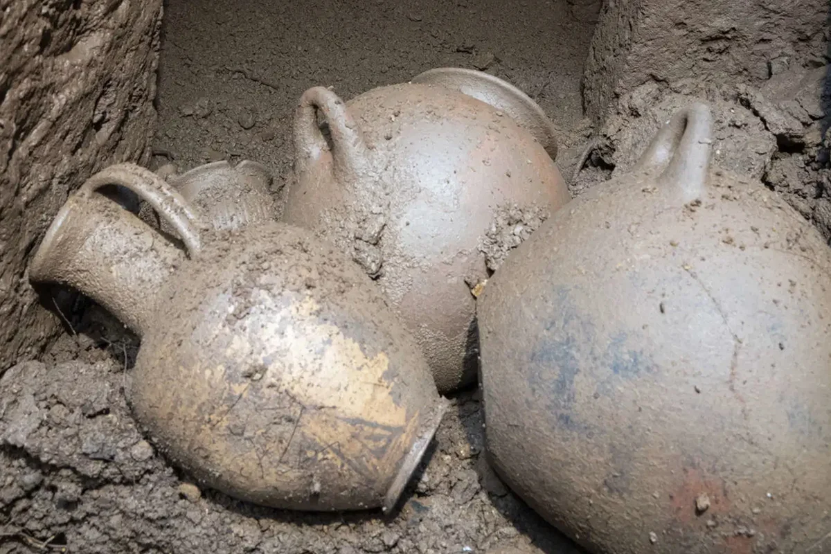 Un mormânt etrusc intact descoperit în Italia conține peste 100 de artefacte neatinse