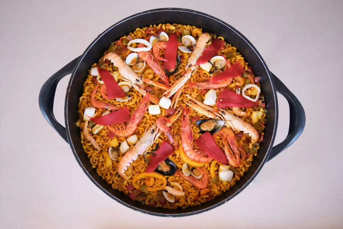 José Andrés, bucătar spaniol, despre fideuá: „Pastele nu trebuie să fie „al dente” și sunt mai ușor de preparat decât paella”.