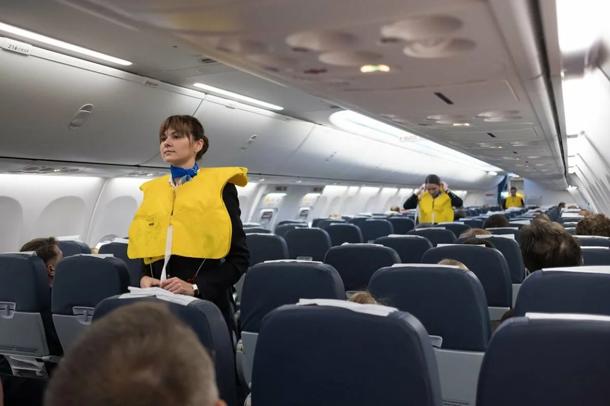 Panică la bordul unui Boeing 737 după ce a pierdut 8.000 de metri: „O însoțitoare de zbor plângea și striga să ne punem măștile de oxigen”