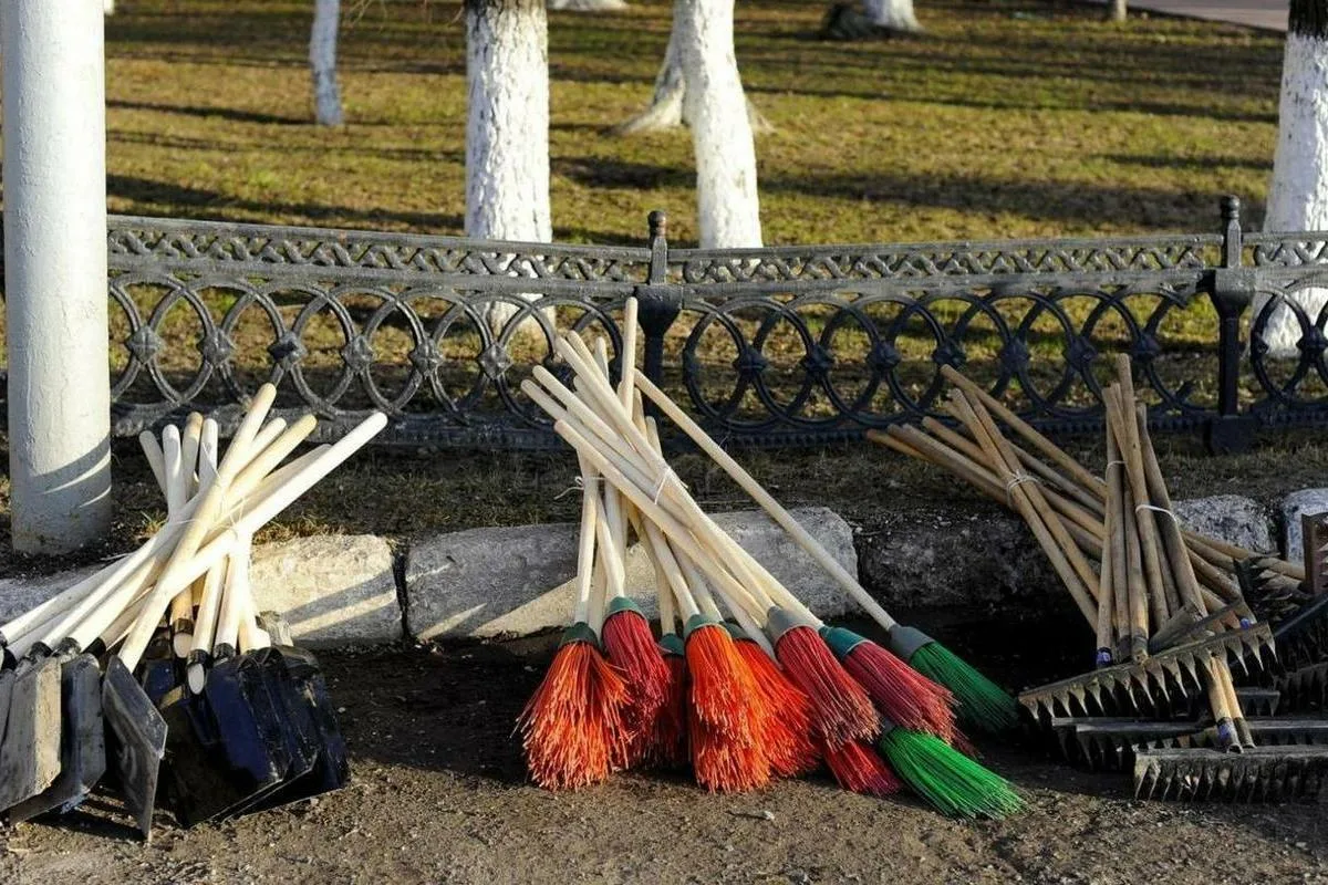 Trebuie spălate măturile? Iată cum trebuie să procedați pentru a ține la distanță germenii